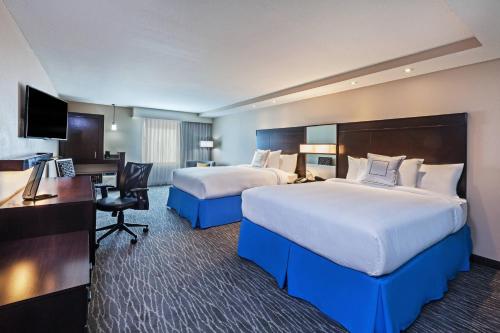 休斯顿休斯顿I-10西/公园列万怡酒店的酒店客房配有两张床和一张书桌
