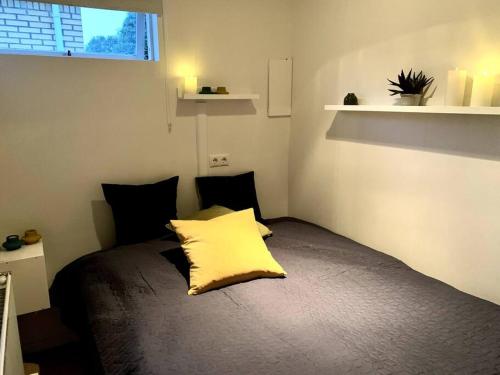 雷克雅未克Cosy one bedroom apartment in Reykjavík的一间卧室配有一张黄色枕头的床