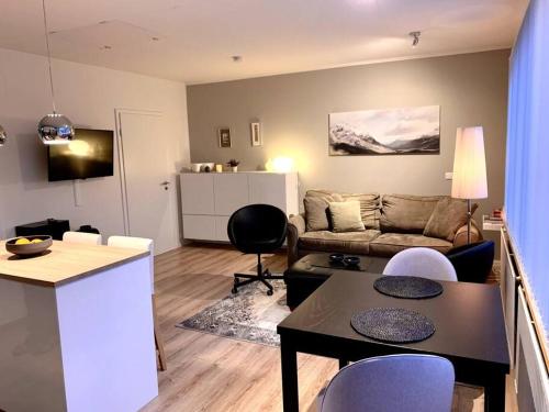 雷克雅未克Cosy one bedroom apartment in Reykjavík的客厅配有沙发和桌椅