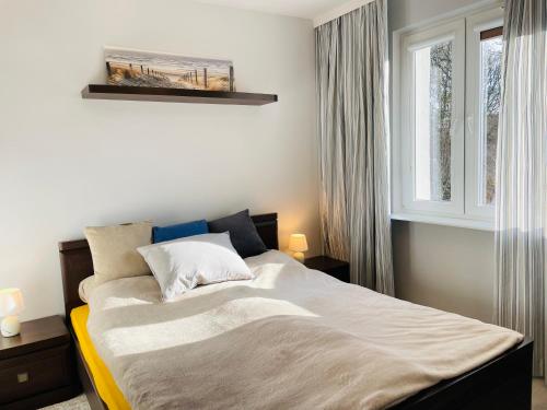 格丁尼亚Zatoka spokoju的一间卧室设有一张大床和窗户