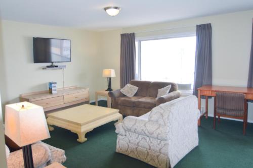 彭蒂克顿海岸线度假公寓汽车旅馆的客厅配有沙发和椅子