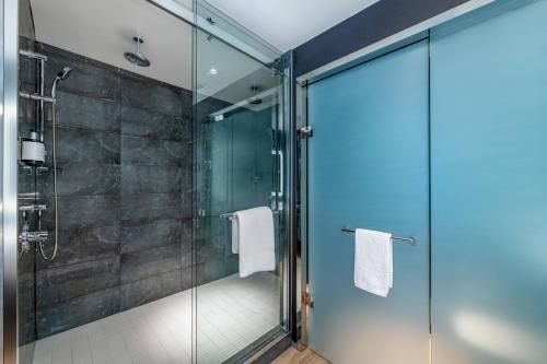 亚特兰大AC Hotel by Marriott Atlanta Midtown的带淋浴和玻璃淋浴间的浴室