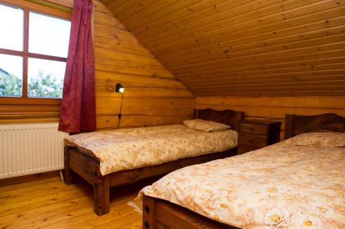 RäniAskari puhkemaja的小木屋内一间卧室,配有两张床