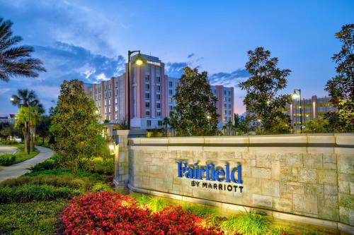 奥兰多Fairfield by Marriott Inn & Suites Orlando at FLAMINGO CROSSINGS® Town Center的公园前有标志的建筑物