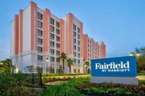 奥兰多Fairfield by Marriott Inn & Suites Orlando at FLAMINGO CROSSINGS® Town Center的大楼前的酒店标志
