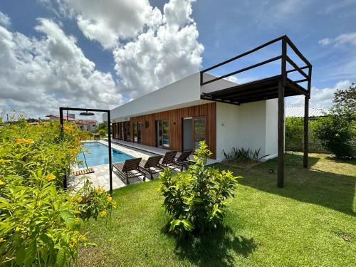 皮帕Casa Ibiza - Pipa ''Luxurious 3-Bedroom Villa with pool''的庭院中带游泳池的房子