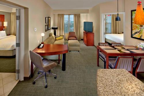 玛丽湖奥兰多玛丽湖原住客栈的酒店客房设有书桌和客厅。