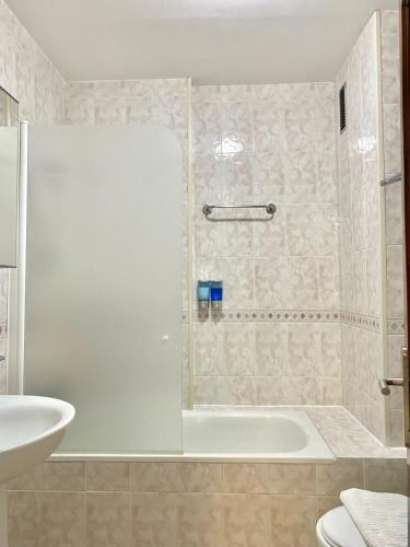 蒙福特·德·莱蒙斯Lemos Estrella的带浴缸和盥洗盆的淋浴浴室