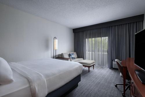 圣安东尼奥圣安东尼奥市中心万怡酒店的酒店的客房 - 带一张床、椅子和窗户