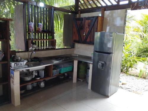 卡普兰干La chonta的厨房配有水槽和冰箱