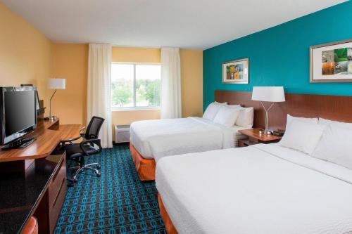 南本德南本德米沙沃卡费尔菲尔德酒店和套房的酒店客房设有两张床和一台平面电视。