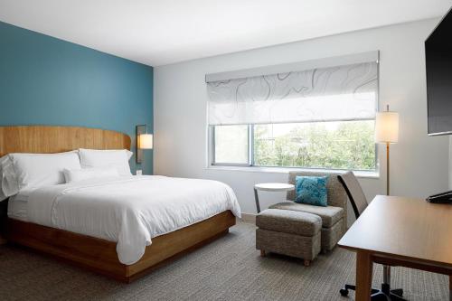 纳什维尔Element Nashville Airport的卧室配有床、椅子和窗户。