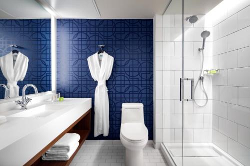 Avon ParkLe Méridien Dania Beach at Fort Lauderdale Airport的浴室配有卫生间、盥洗盆和淋浴。