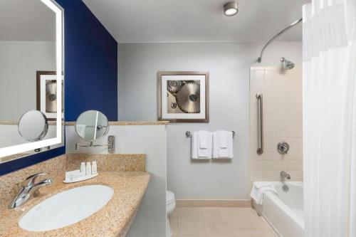 奥斯汀奥斯丁市区/会展中心万怡酒店的一间带水槽、浴缸和卫生间的浴室
