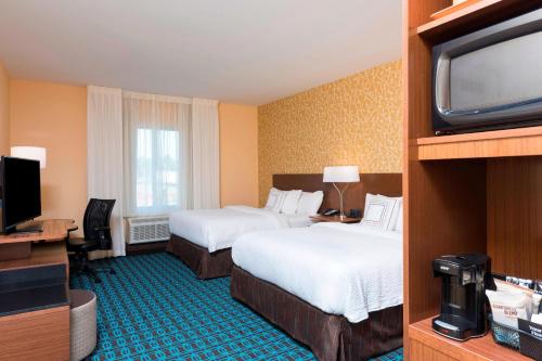 西门罗Fairfield Inn & Suites by Marriott West Monroe的酒店客房设有两张床和一台平面电视。