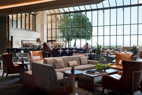 伯林格姆旧金山机场万豪水岸酒店的一个带沙发和椅子的大堂和一间酒吧
