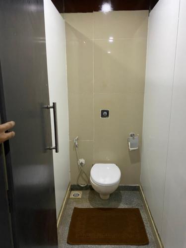 孟买Forrest Hostels的一间小浴室,在摊位设有厕所