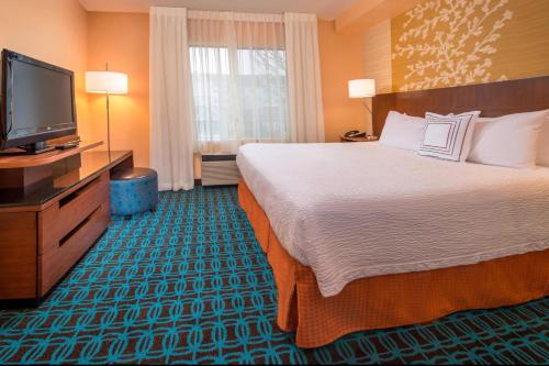 弗雷德里克Fairfield Inn & Suites by Marriott Frederick的配有一张床和一台平面电视的酒店客房