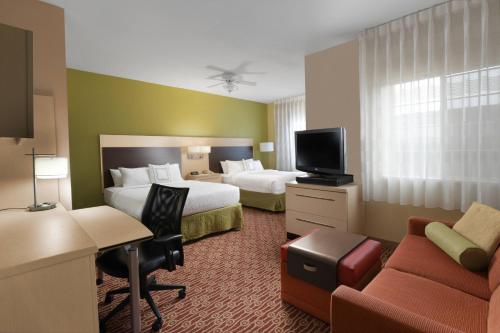 Clute杰克逊湖克鲁特万豪广场套房酒店的一间酒店客房,设有两张床和电视
