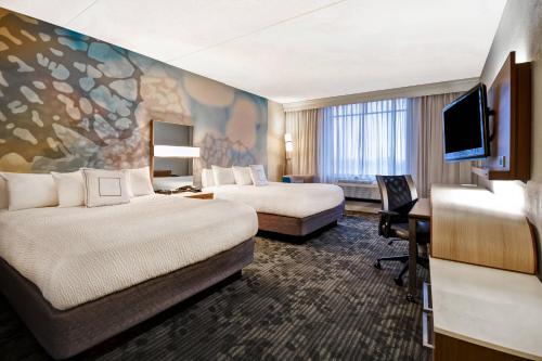 路易斯威尔路易斯维尔机场万怡酒店的酒店客房配有两张床和一张书桌