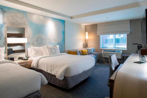 皇后区纽约皇后区新鲜草原万怡酒店的酒店客房配有两张床、一把椅子和一张书桌