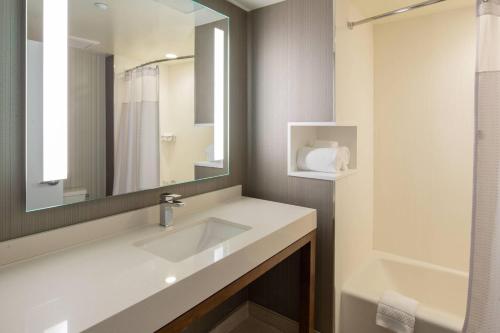 皇后区纽约皇后区新鲜草原万怡酒店的一间带水槽和镜子的浴室