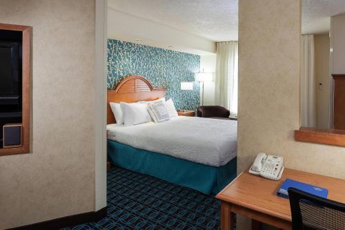 安克雷奇Fairfield Inn & Suites by Marriott Anchorage Midtown的酒店客房配有一张床、一张书桌