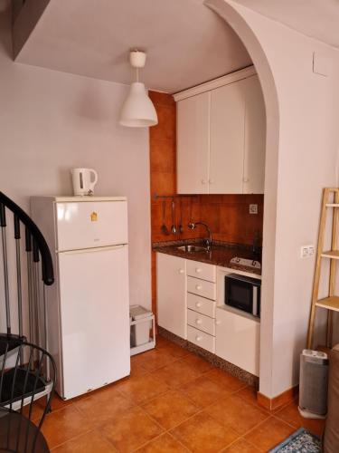 库迪列罗Casina del Puerto的厨房配有白色冰箱和水槽