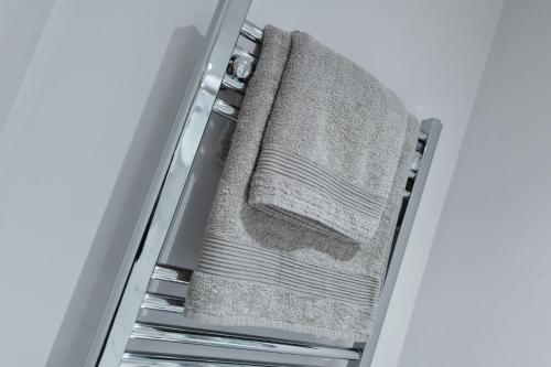 RollestonRooms at Rolleston的浴室毛巾架上的毛巾