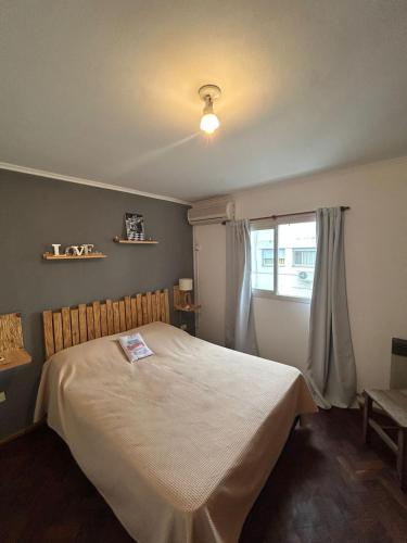 科尔多瓦Viaggiato Carlucci的一间卧室设有一张大床和一个窗户。
