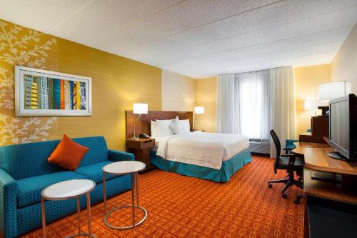 贝德福德公园芝加哥中途机场费尔菲尔德客栈&套房酒店的酒店客房,配有床和蓝色的沙发