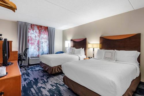 斯卡伯勒Fairfield by Marriott Inn & Suites Portland Maine Airport的酒店客房设有两张床和电视。