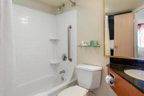 斯卡伯勒Fairfield by Marriott Inn & Suites Portland Maine Airport的白色的浴室设有卫生间和水槽。