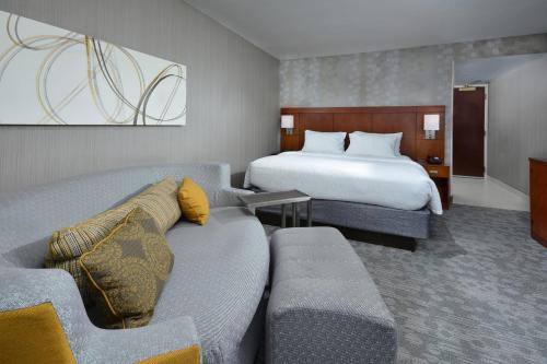 贝克利贝克利万怡酒店的酒店客房设有一张沙发和一张床