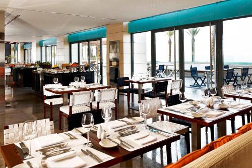 奥兰瓦赫兰艾美酒店的用餐室设有桌椅和窗户。