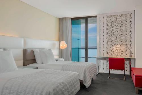 奥兰瓦赫兰艾美酒店的酒店客房设有两张床和窗户。