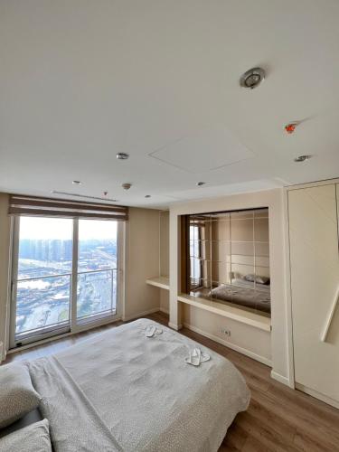 伊斯坦布尔Ottomare Suites sea, view, pool, gym的一间卧室设有一张大床和一个大窗户