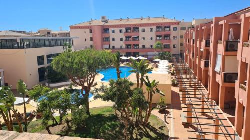 韦尔瓦Apartment Isla Canela Luxury的从大楼的阳台上可欣赏到游泳池的景色