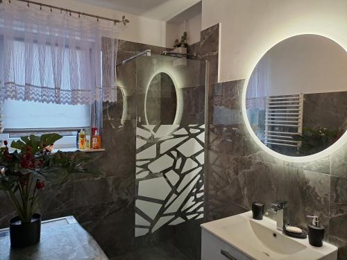 新松奇Pokoje Gościnne u Grażynki的一间带水槽和镜子的浴室