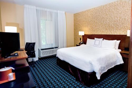 里士满里士满中洛锡安万豪费尔菲尔德套房酒店的酒店客房设有一张大床和一台电视。