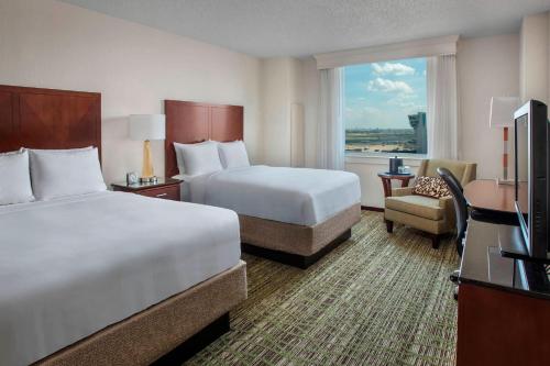 费城费城机场万豪酒店的酒店客房设有两张床和窗户。