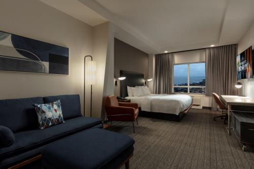 凯马Courtyard by Marriott Houston Kemah的酒店客房设有床和客厅。