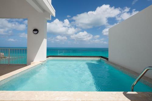 Saint GeorgeThe Residences at The St. Regis Bermuda的海景游泳池