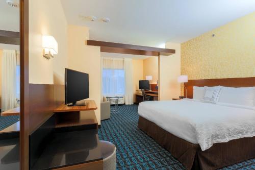 CueroFairfield Inn & Suites by Marriott Cuero的配有一张床和一台平面电视的酒店客房