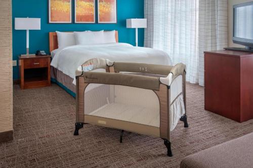 伊丽莎白Residence Inn by Marriott Newark Elizabeth/Liberty International Airport的酒店客房,配有床和电视