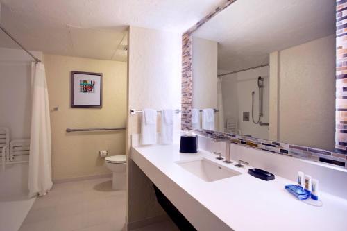 基韦斯特基韦斯特万豪费尔菲尔德度假酒店的一间带水槽、卫生间和镜子的浴室