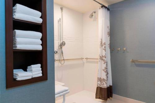 布卢明顿布卢明顿万豪原住客栈的带淋浴和浴帘的浴室