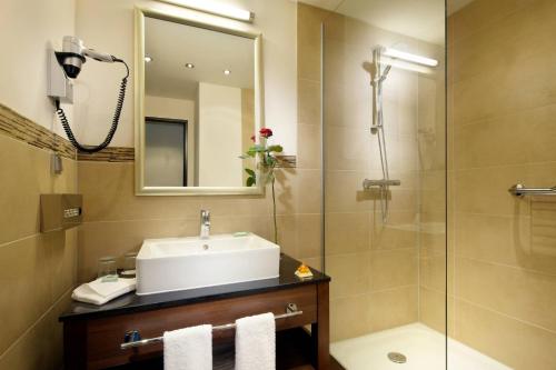 不莱梅布莱梅万豪度假酒店的一间带水槽和淋浴的浴室