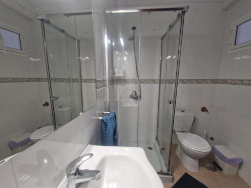 马拉加Sunny Churriana Airport III的带淋浴、盥洗盆和卫生间的浴室