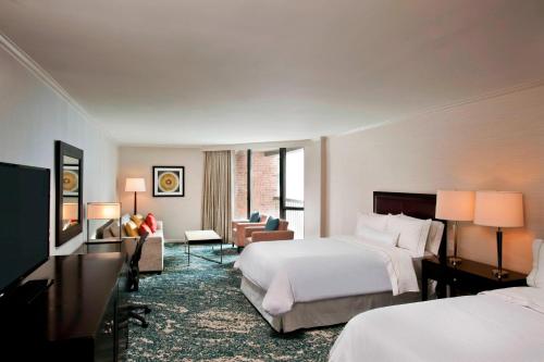 华盛顿华盛顿威斯汀市中心酒店的酒店客房设有两张床和电视。